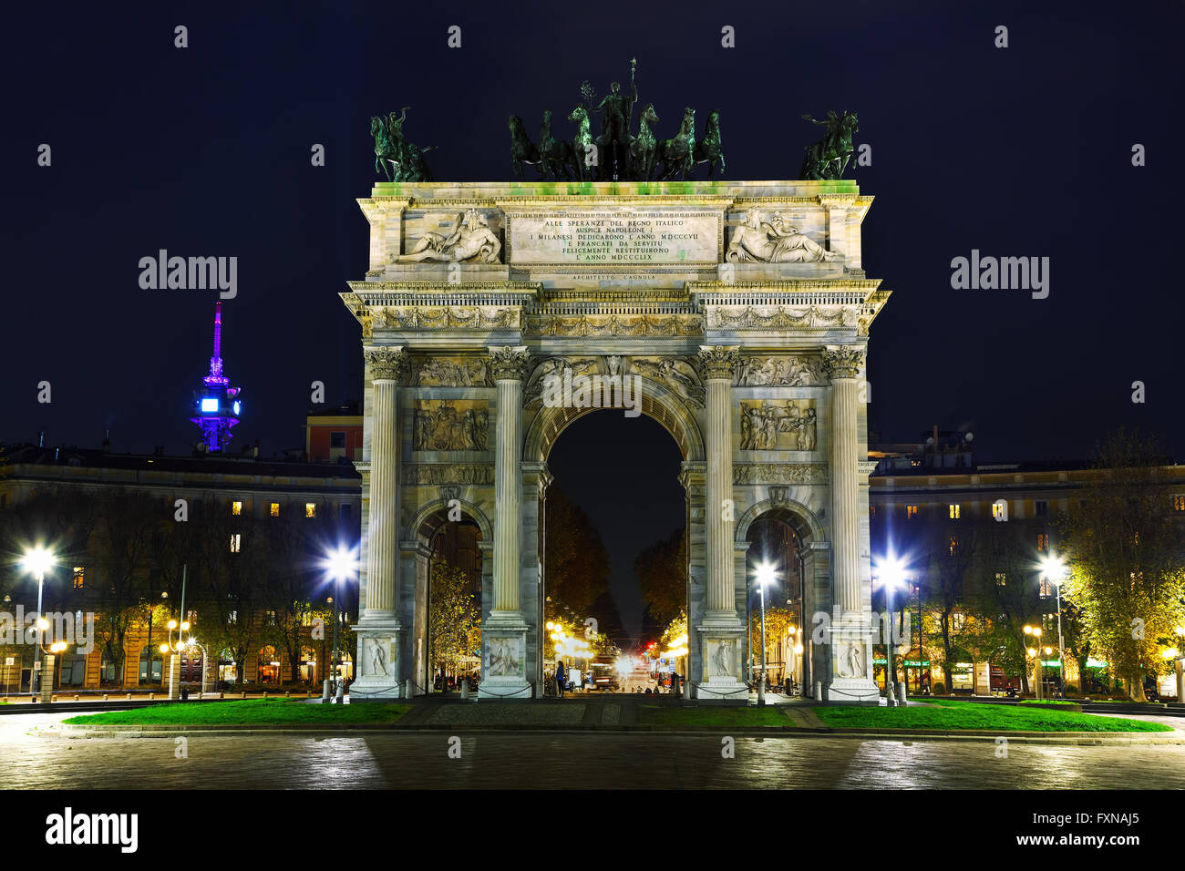 Arco della Pace (Porta Sempione) a notte in Milano, Italia Foto Stock