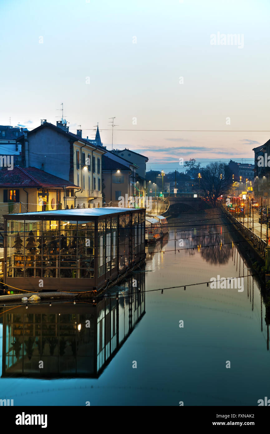 Il Naviglio Grande canal a Milano all'alba Foto Stock
