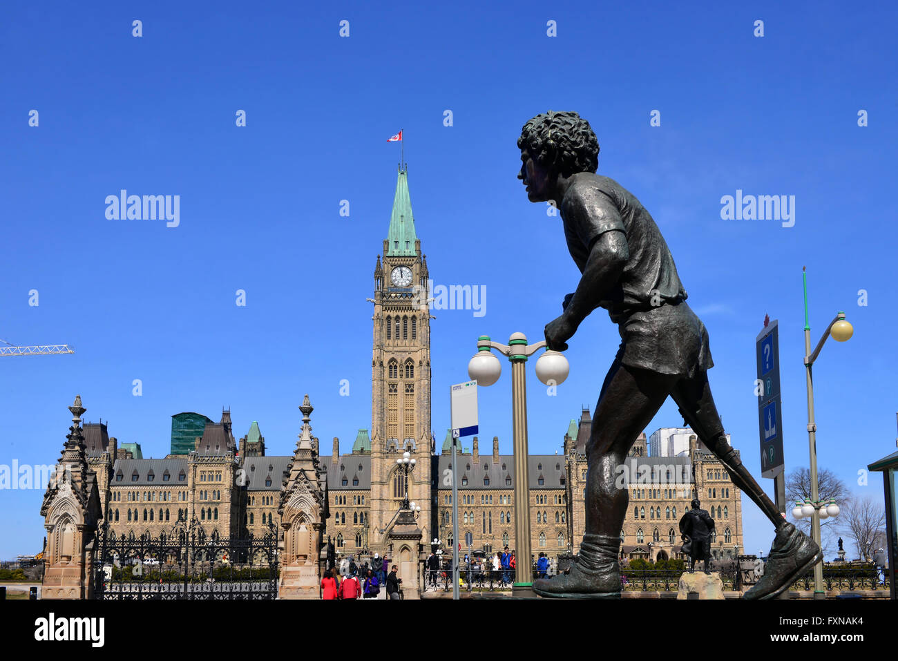 Ottawa, Canada - 16 Aprile 2016: Statua di Terry Fox attraversata la strada dal Palazzo del Parlamento a Ottawa. Foto Stock