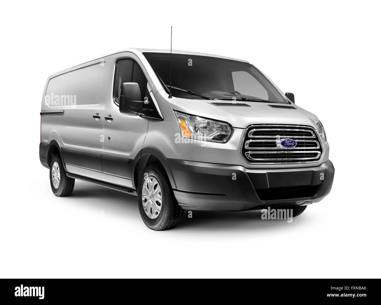 Licenza e stampe a MaximImages.com - Silver 2016 Ford Transit 250 Low Roof RWB veicolo commerciale furgone isolato su sfondo bianco con clipping pa Foto Stock