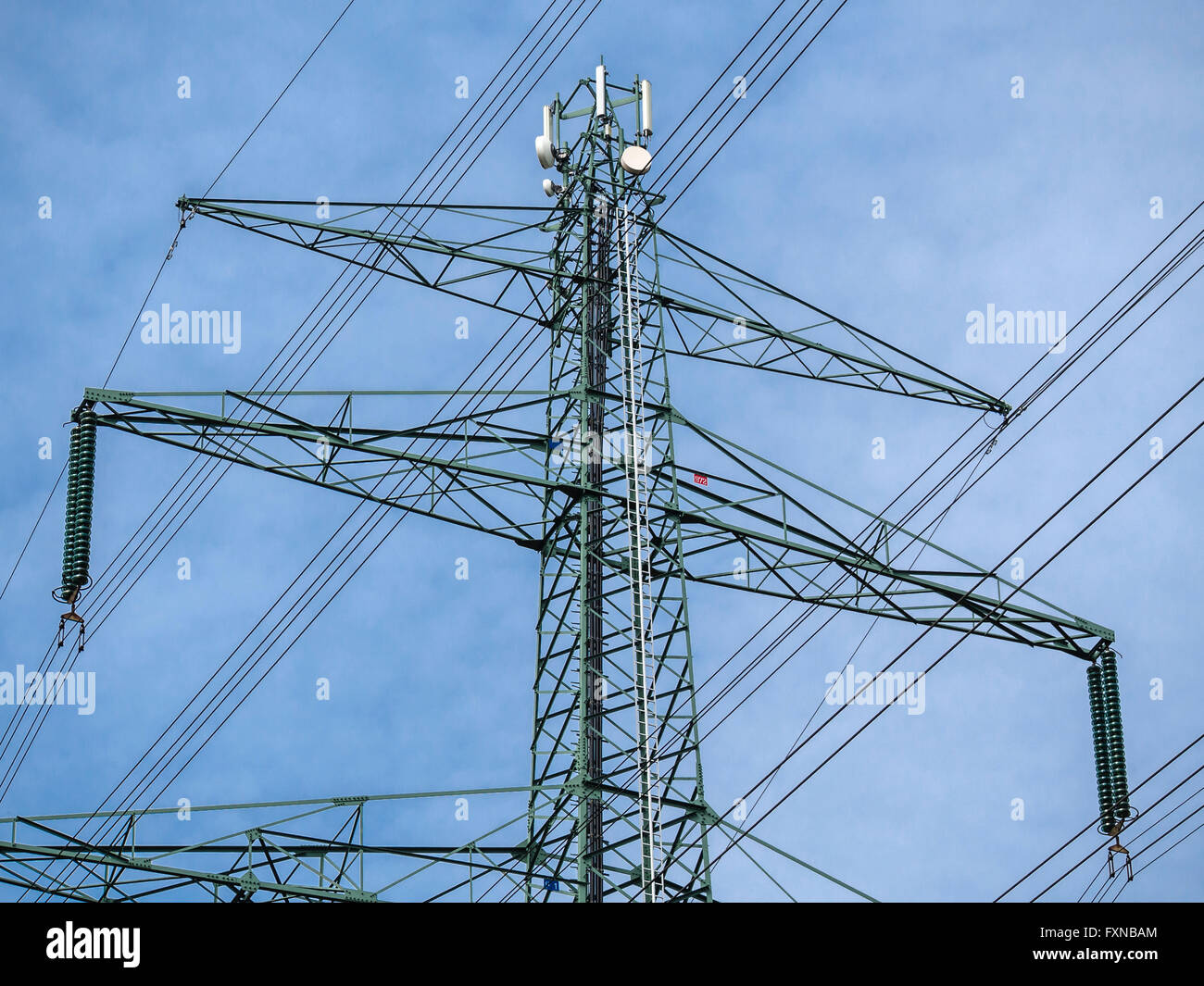 Elevata tensione di alimentazione polo, mobile, wireless apparecchiature di trasmissione sulla parte superiore, Amburgo, Germania Foto Stock