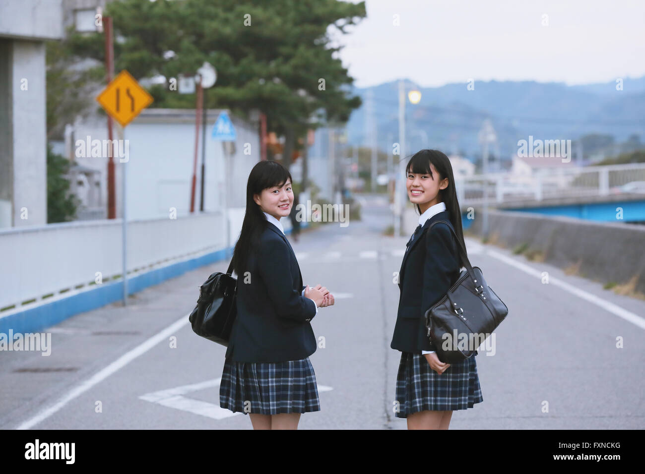 Giapponese di alta scuola gli studenti al di fuori della scuola Foto Stock