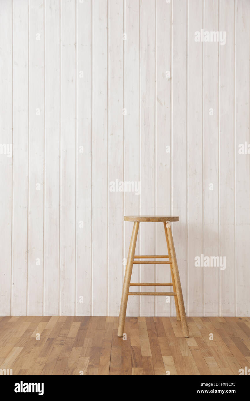 Sedia e parete in legno Foto Stock