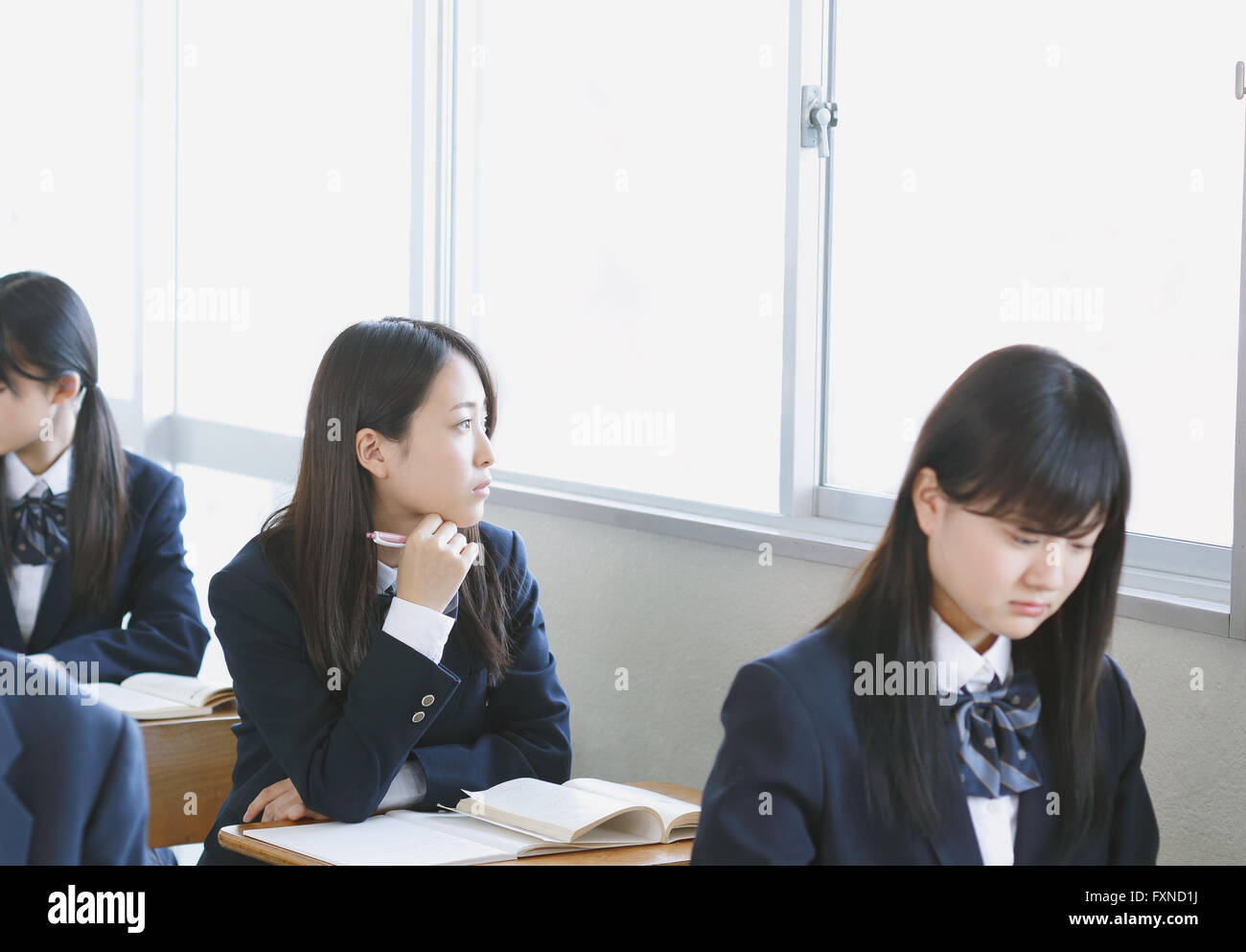 Giapponese di alta scuola di studenti durante una lezione Foto Stock