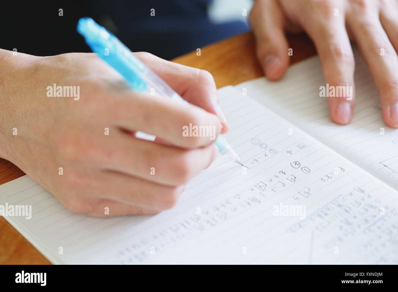 Giapponese di alta scuola studente durante una lezione Foto Stock