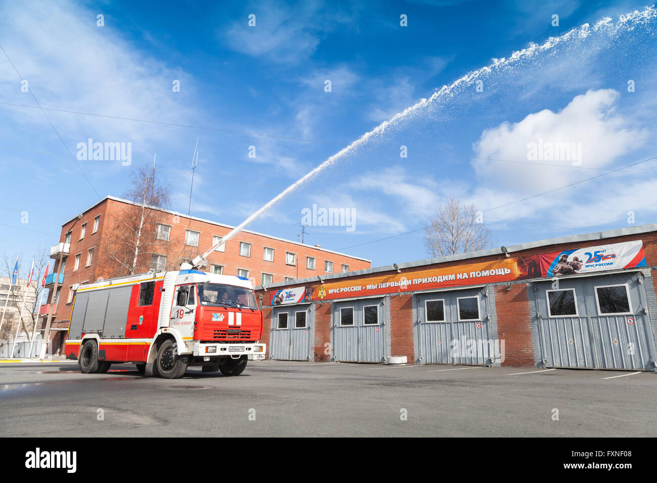 San Pietroburgo, Russia - Aprile 9, 2016: Kamaz carrello come un russo fuoco modifica del motore con un tubo flessibile di acqua Foto Stock
