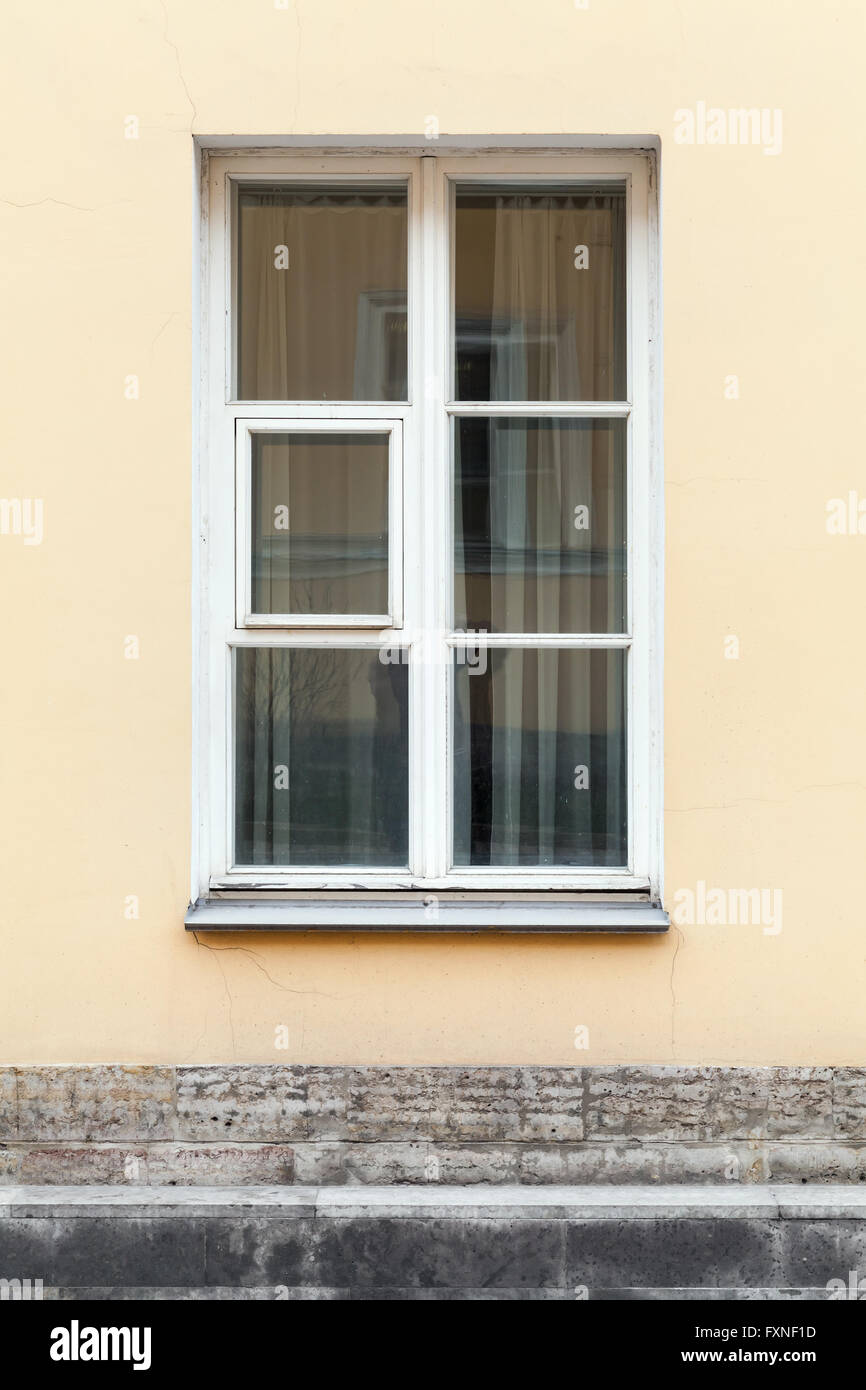 Architettura classica dettagli, giallo e parete di vetro nel telaio bianco, foto di sfondo texture Foto Stock