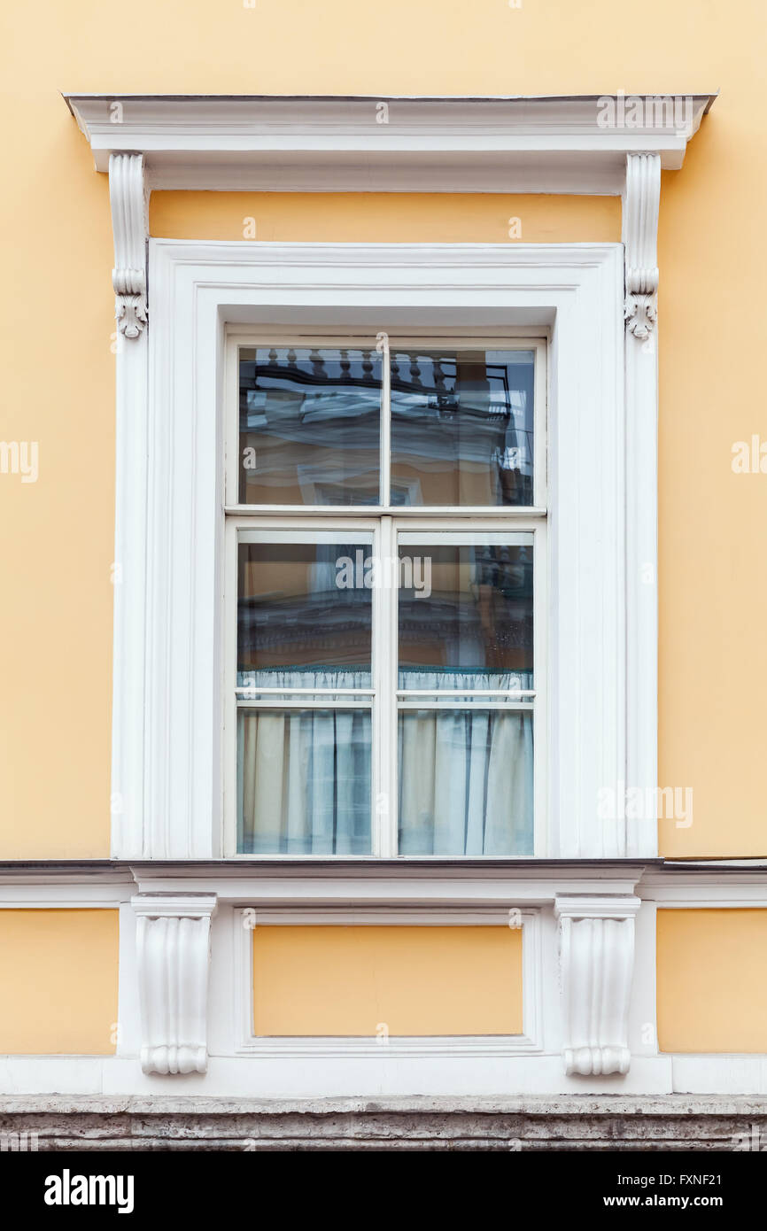 Architettura classica dettagli, parete gialla e la finestra in bianco cornice decorativa, foto di sfondo texture Foto Stock