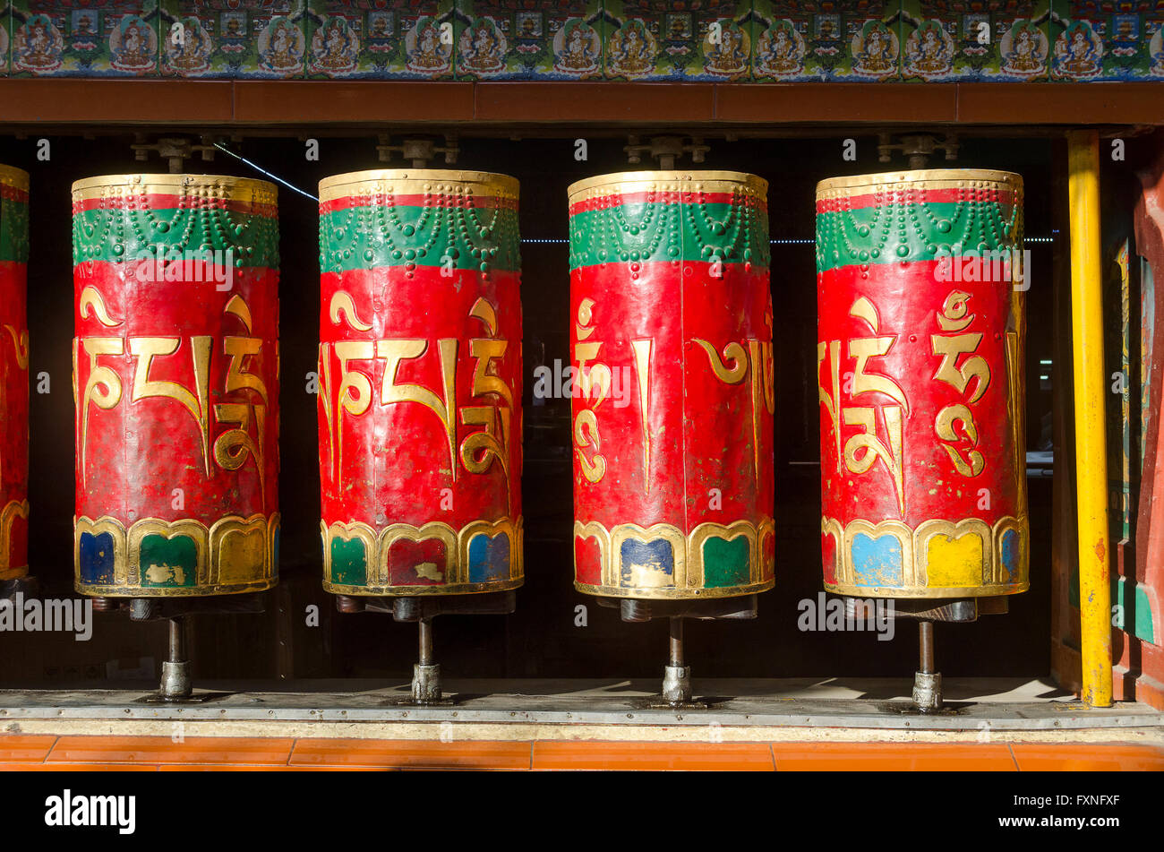 Ruote della preghiera al tempio buddista, McLeod Ganj, Dharamshala, Distict Kangra, Himachal Pradesh, India. Foto Stock