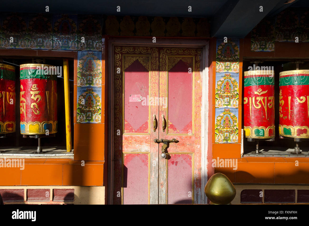 Ruote della preghiera al tempio buddista, McLeod Ganj, Dharamshala, Distict Kangra, Himachal Pradesh, India. Foto Stock