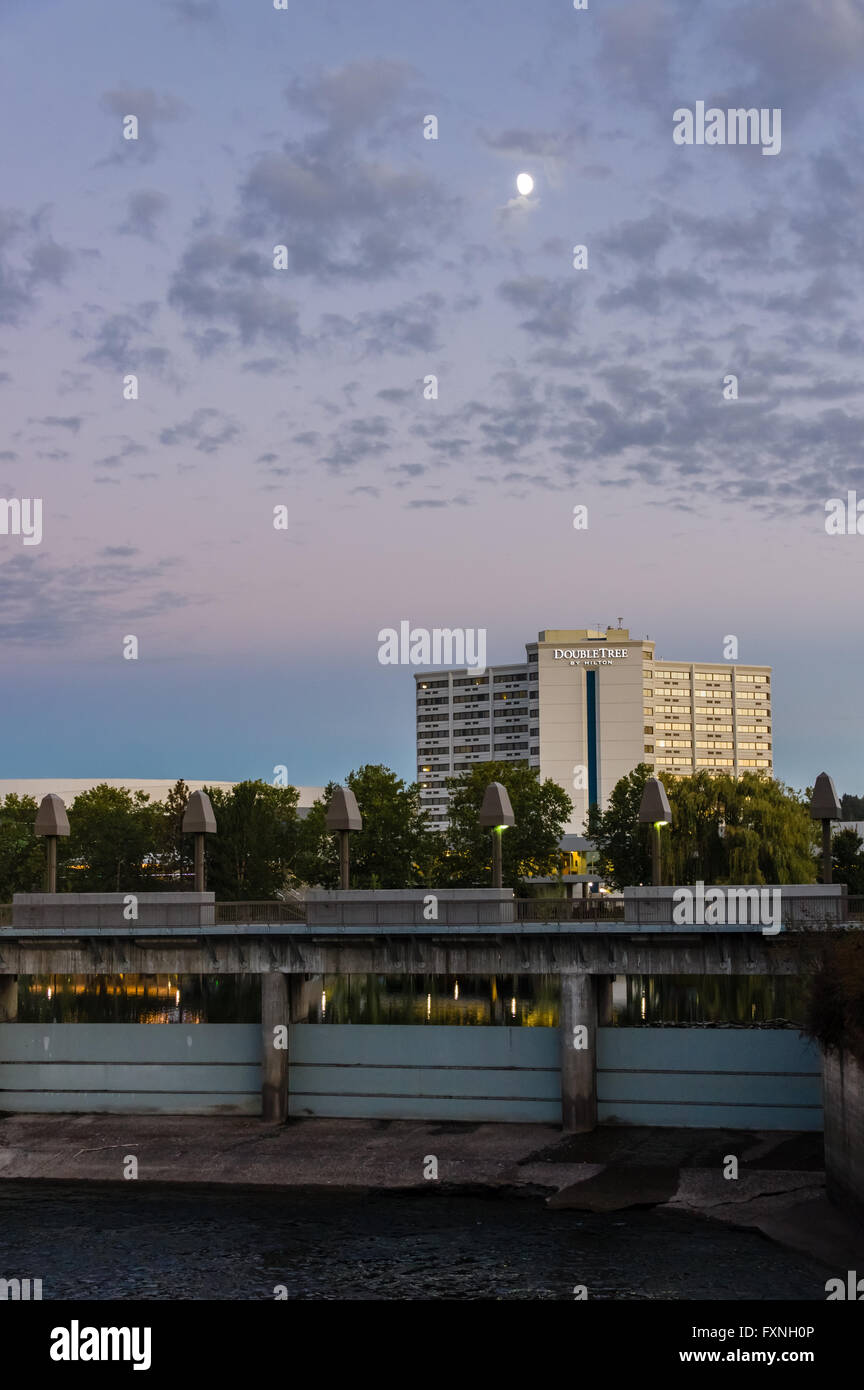 Il Doubletree Hotel vicino al fiume Spokane in Spokane Washington Foto Stock