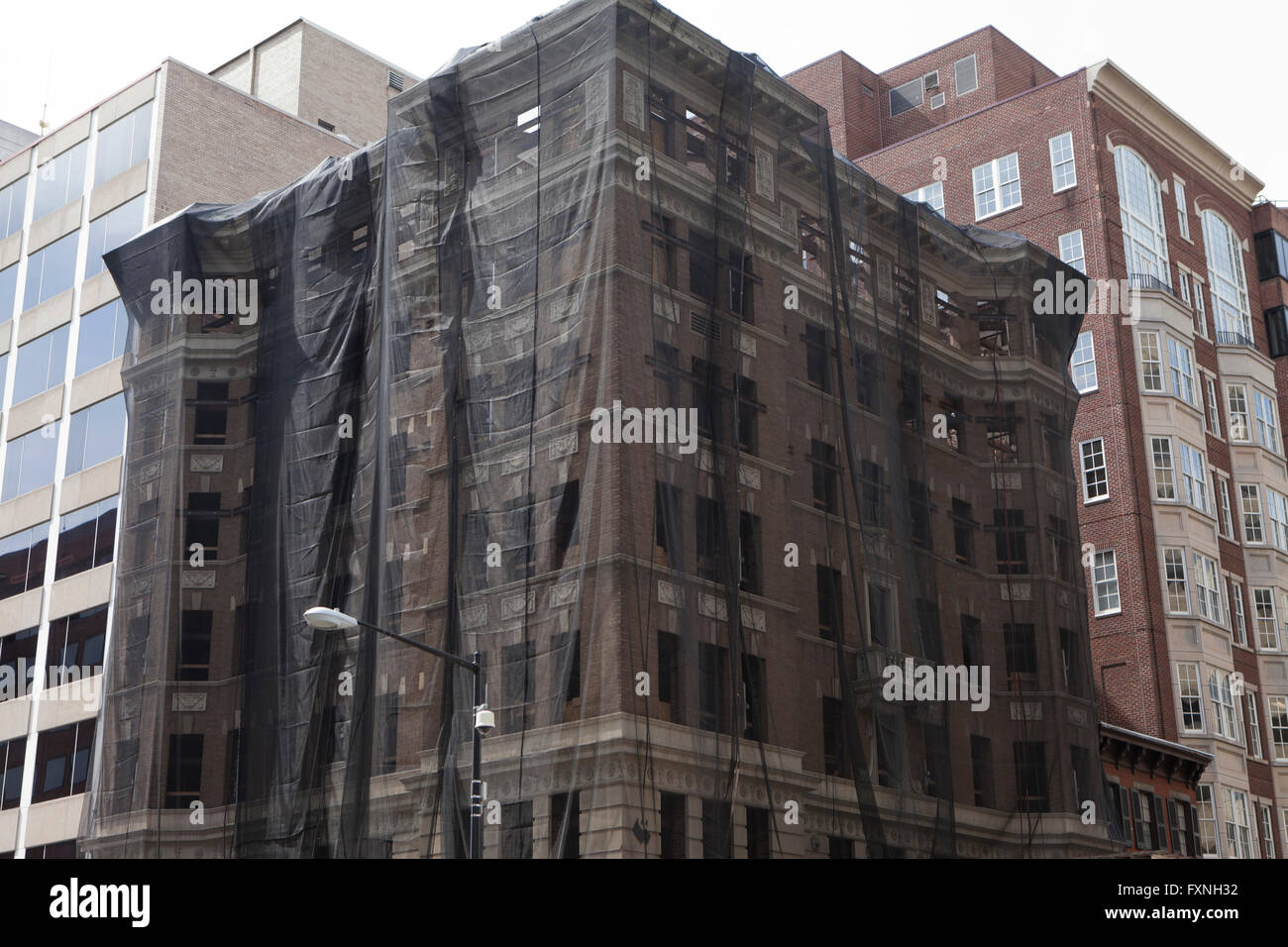 Edificio storico coperto in rete durante i lavori di ristrutturazione - Washington DC, Stati Uniti d'America Foto Stock