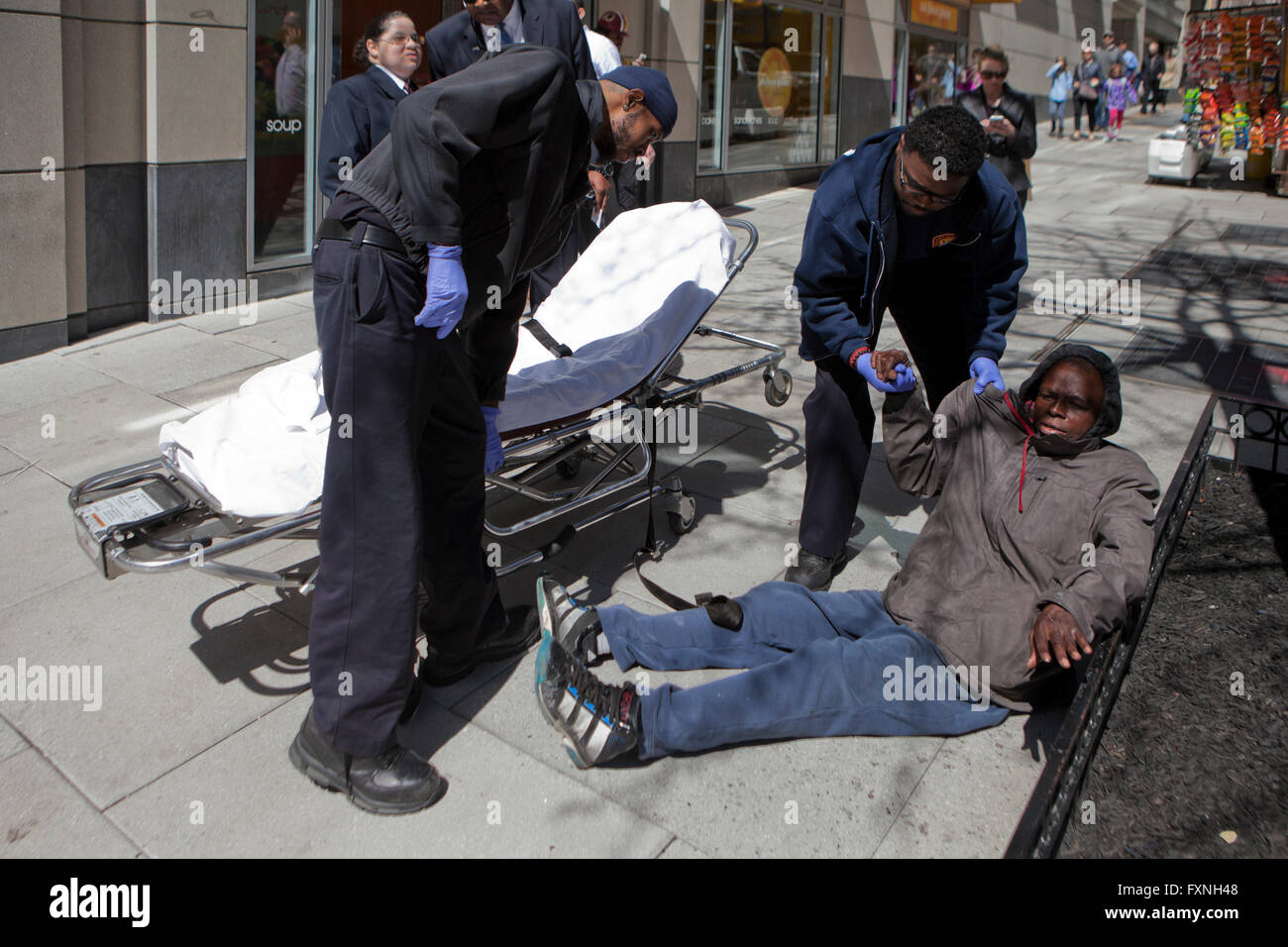 DC Fire & EMT team risponde ad una persona in difficoltà sul marciapiede - Washington DC, Stati Uniti d'America Foto Stock