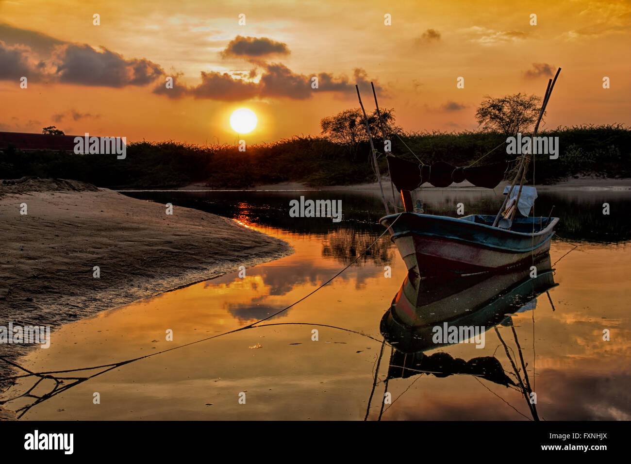 Colorato tramonto tropicale con la barca sagome in Thailandia Foto Stock