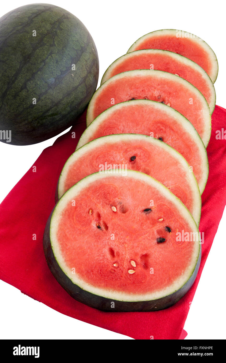 L'anguria e tagliato in divisa su un panno rosso. Foto Stock