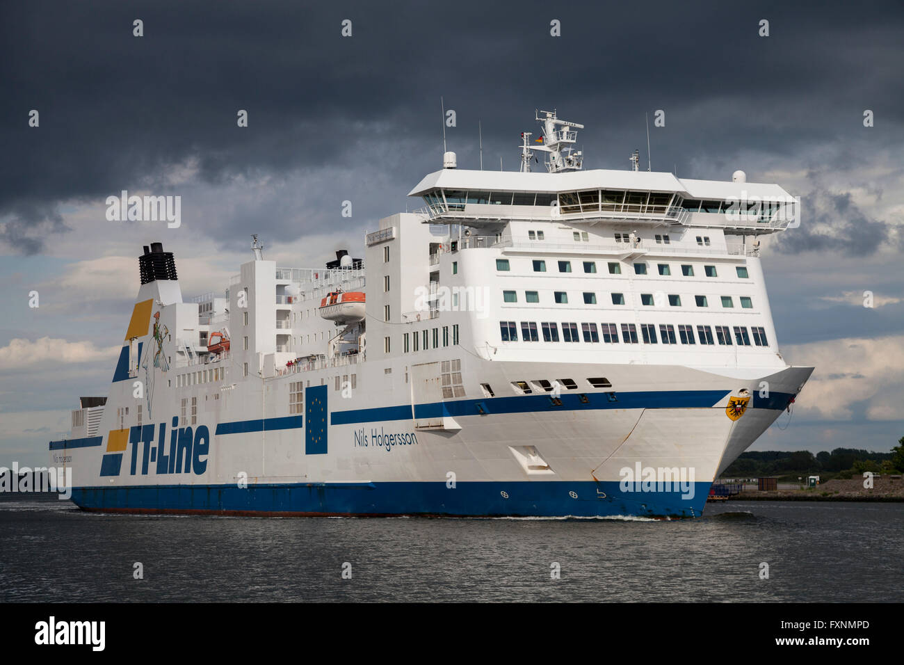 Nuvole scure sopra la Nils Holgersson traghetto, TT-linea, Travemünde, Lubecca, Schleswig-Holstein, Germania Foto Stock