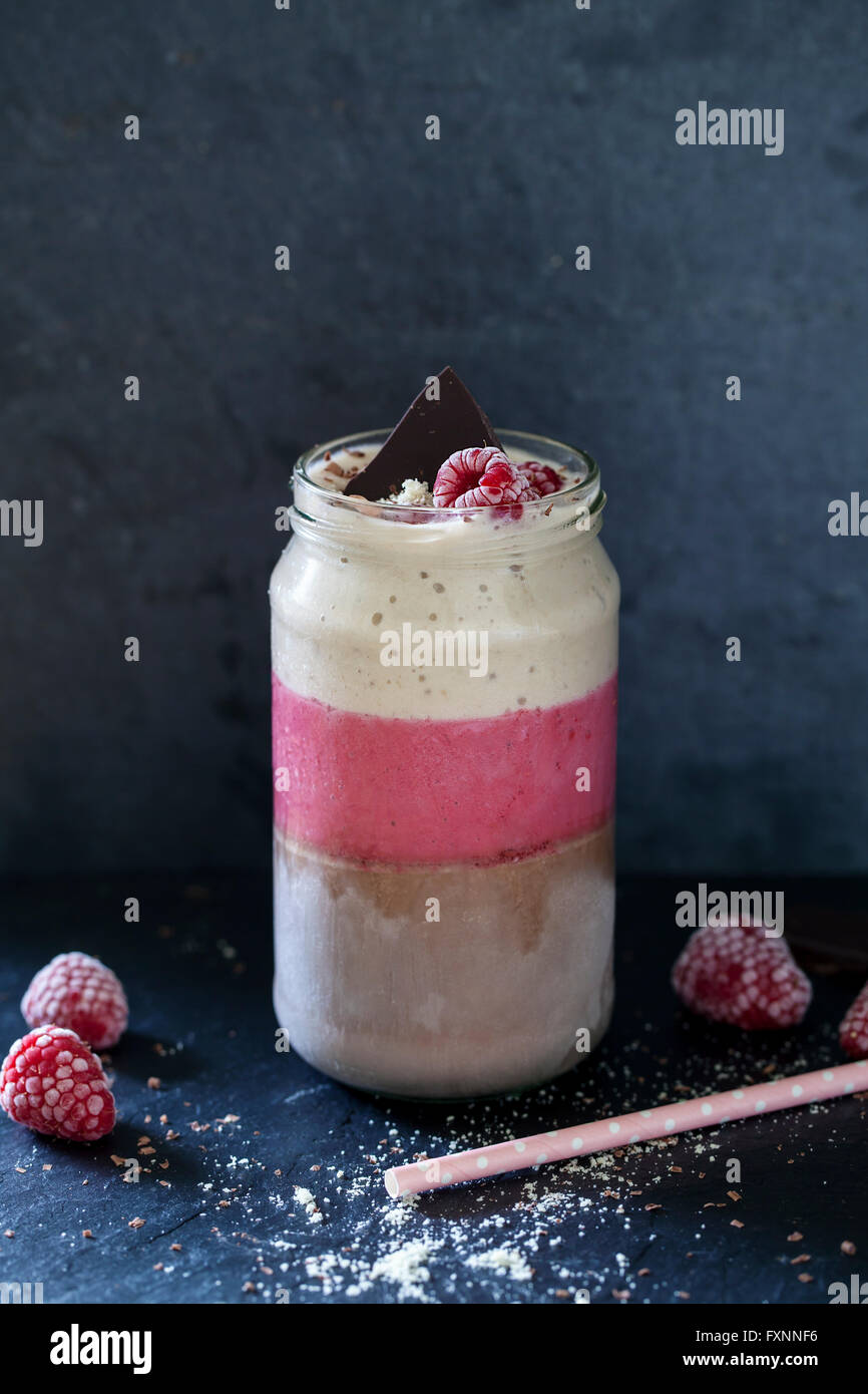 Banana, cacao, lampone smoothie con latte di mandorla Foto Stock