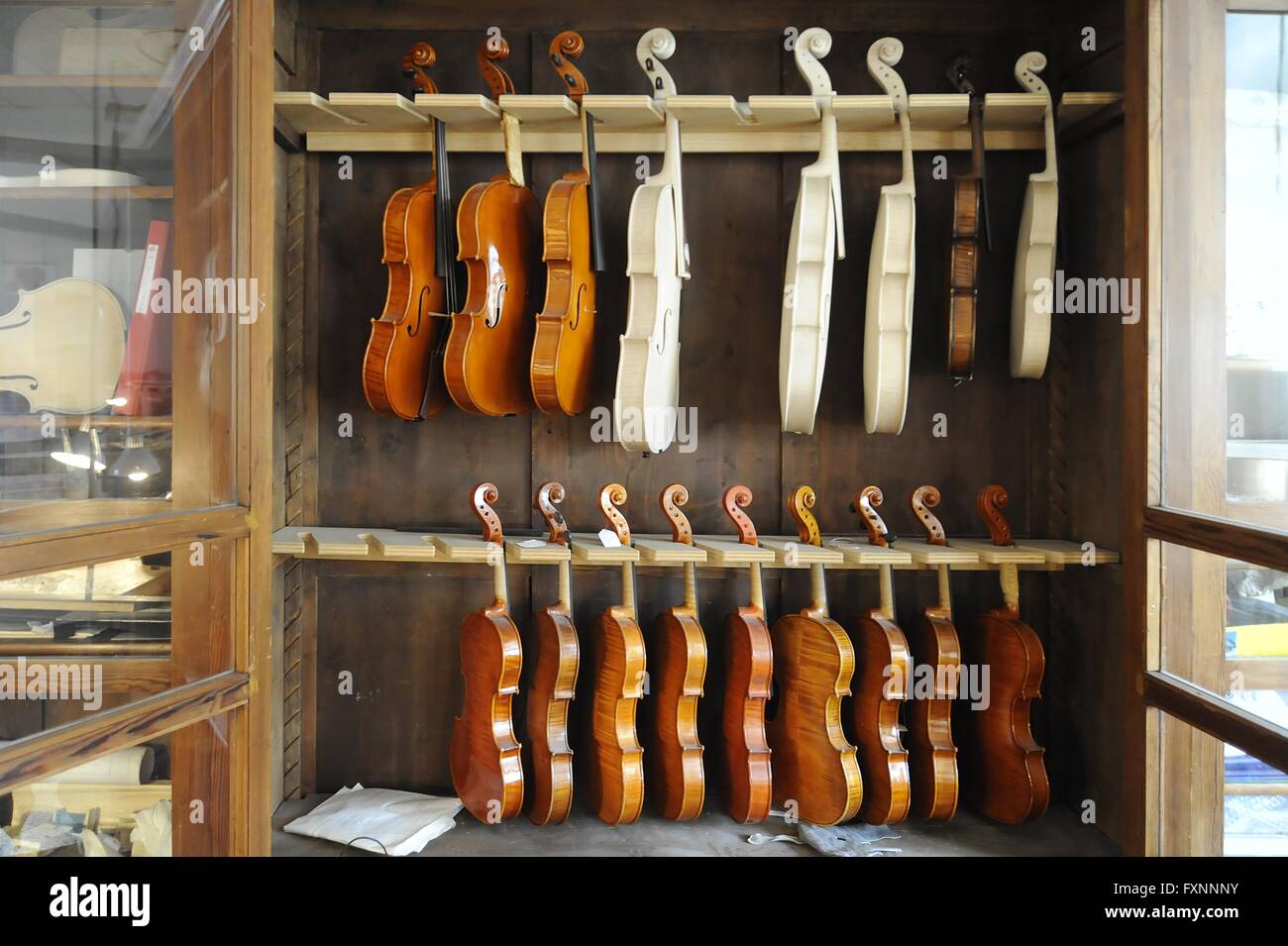 la costruzione artigianale di un violino Foto stock - Alamy