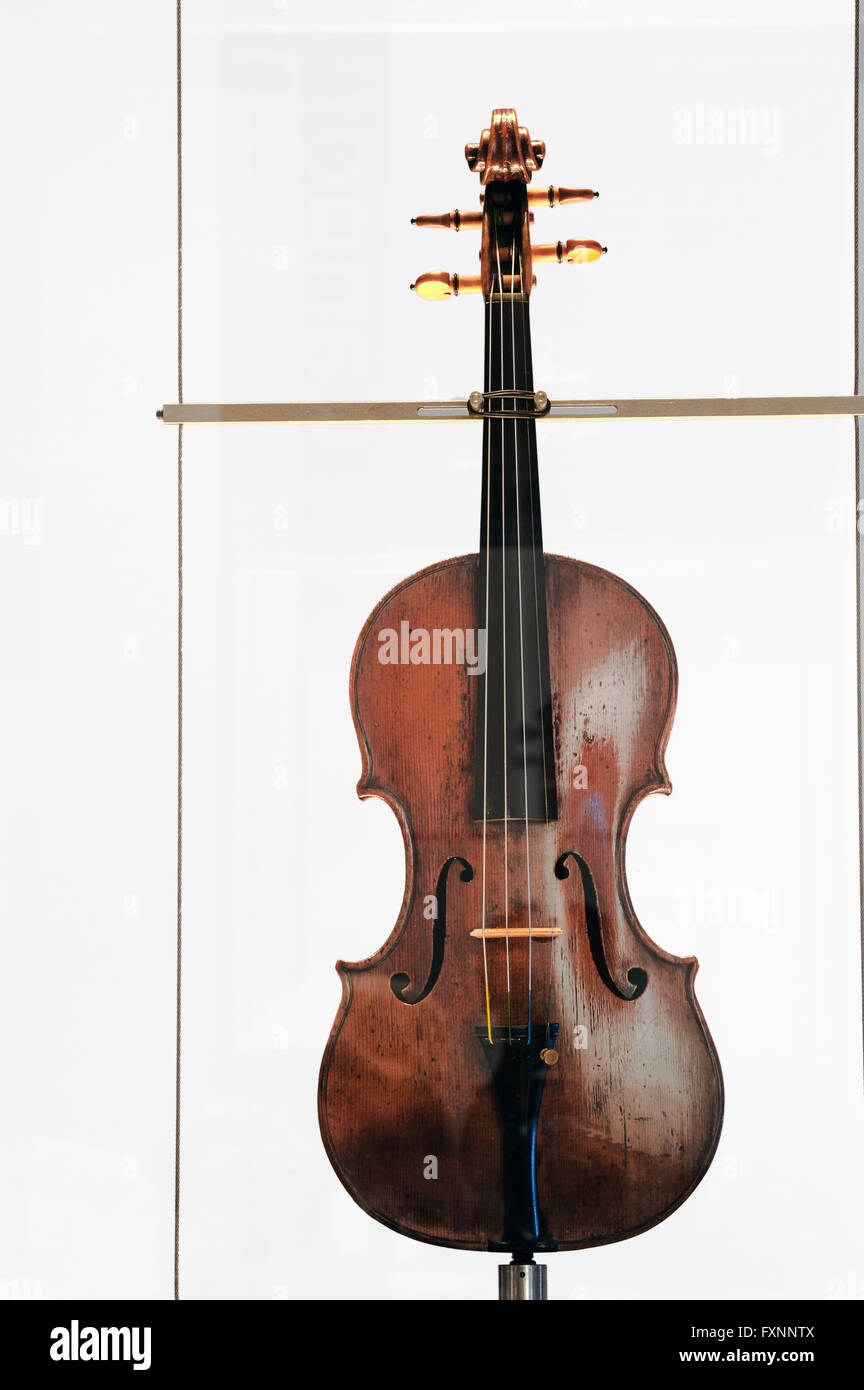 Italia Liguria Genova , Strada Nuova - Via Garibaldi - Palazzo Nicolò Grimaldi - Palazzo Tursi - Sala dedicata a Niccolò Paganini - violino - Parigi 1834 - ha appartenuto a Niccolò Paganini e successivamente ceduto al suo allievo di Camillo Sivoni Foto Stock