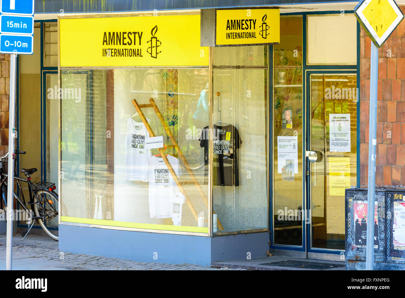 Lund, Svezia - 11 Aprile 2016: Amnesty International shop nella città. T-shirt in vetrina e massaggi sul negozio porta. Foto Stock