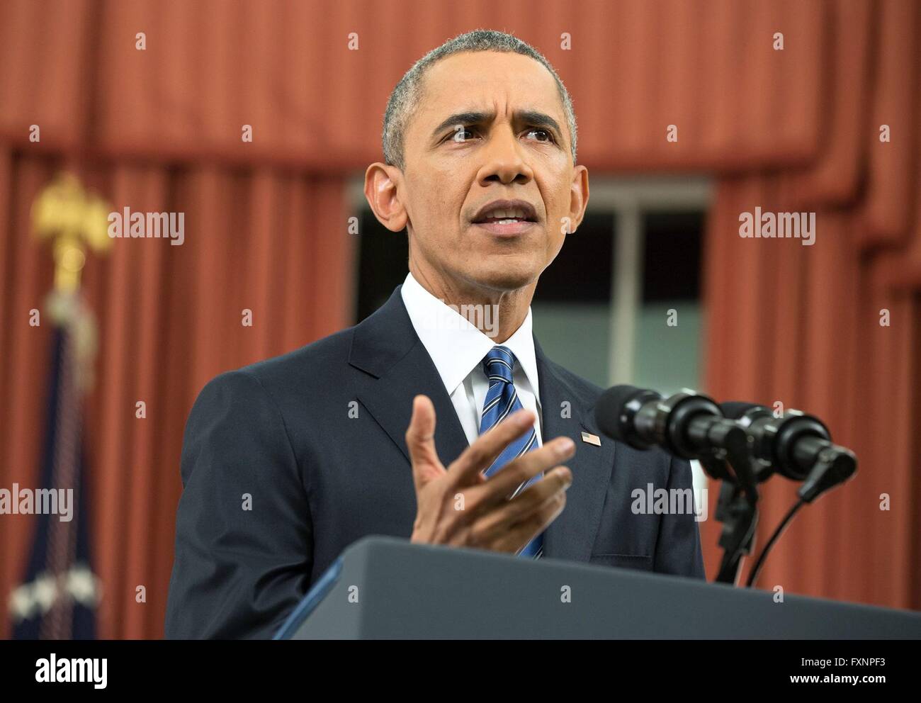 Il Presidente degli Stati Uniti Barack Obama offre un discorso alla nazione sui passi del nostro governo è tenuto a mantenere il popolo americano al sicuro da ufficio Ovale della Casa Bianca il 6 dicembre 2015 a Washington, DC. Foto Stock