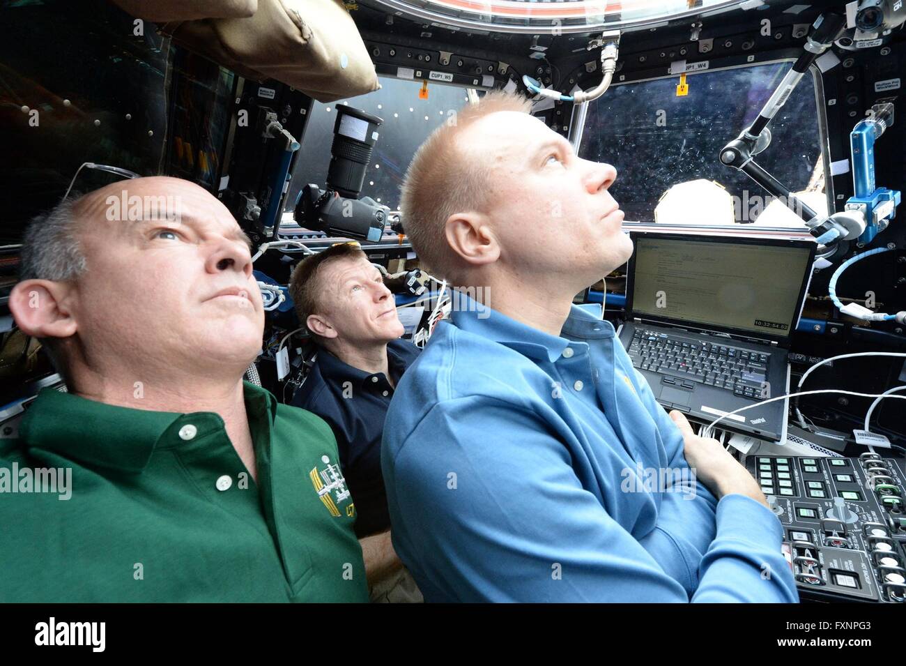 Stazione Spaziale Internazionale Expedition 47 equipaggio guardare come gli orbitali ATK Cygnus spazio capsula cargo è agganciato alla stazione Marzo 26, 2016 in orbita intorno alla terra. Equipaggio da sinistra a destra: astronauta americano Jeff Williams, astronauta britannico Tim Peake e astronauta americano Tim Kopra. Foto Stock