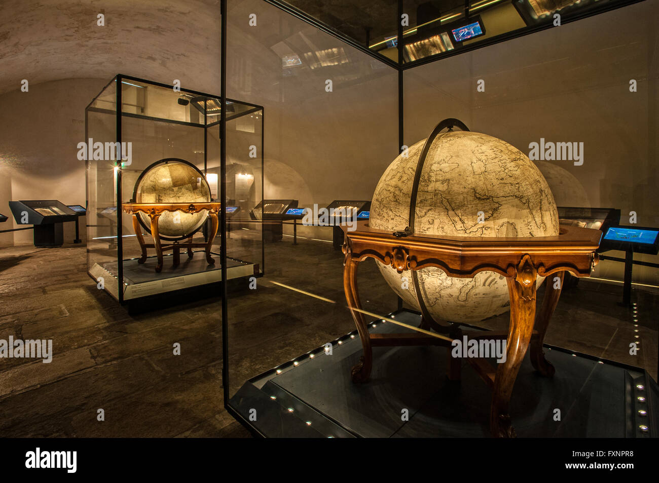 Italia Liguria Genova Galata Museo del Mare - Primo piano - Sala atlanti e mappamondi - globi terrestri e celesti Foto Stock