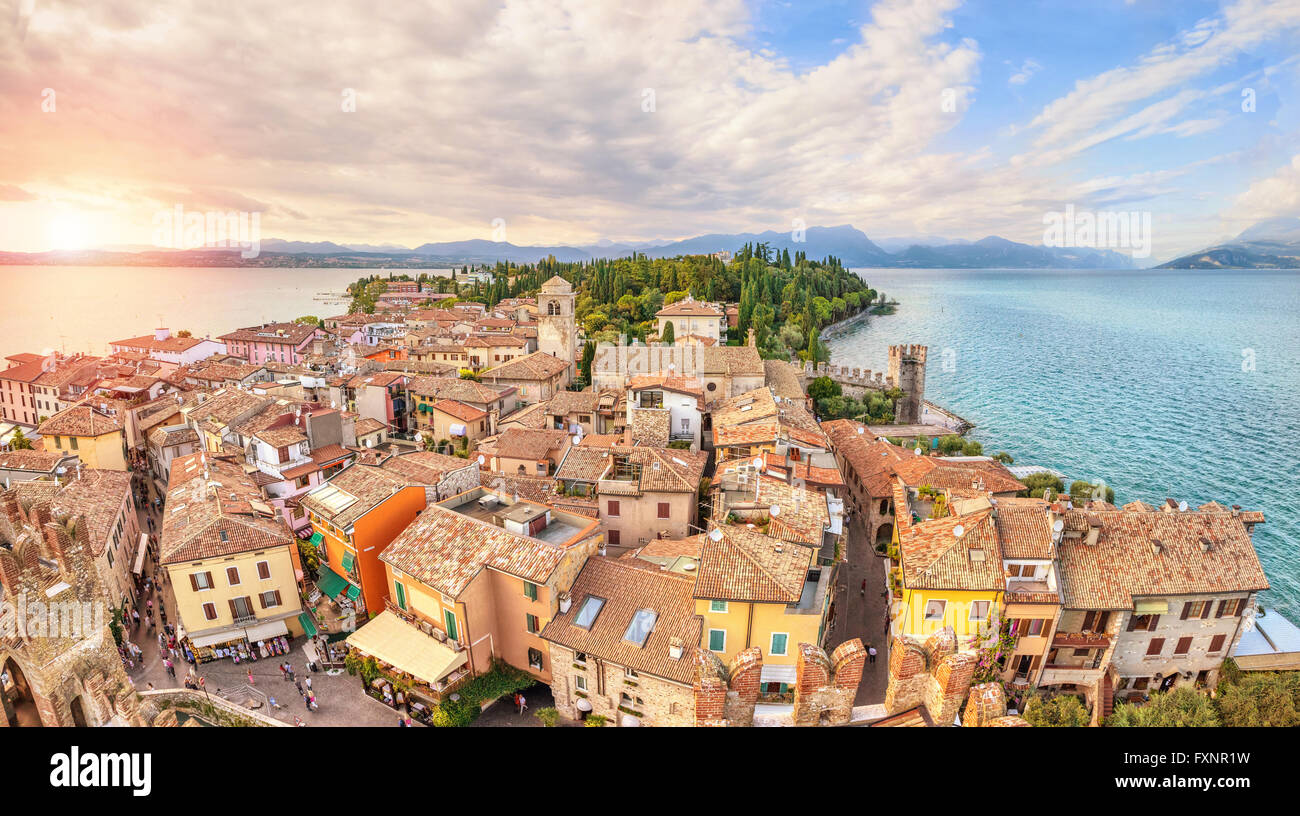 Panoramica vista aerea sulla storica città di Sirmione sulla penisola nel lago di Garda, Lombardia, Italia Foto Stock