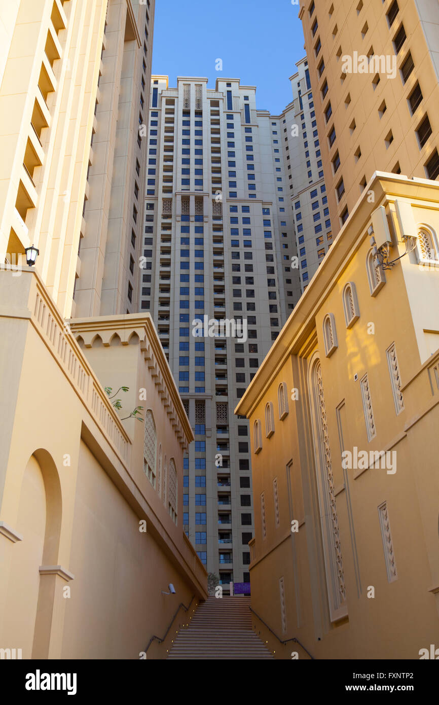 Dubai, Emirati Arabi Uniti - Febbraio 6,2012 - Vista della Sheikh Zayed Road grattacieli di Dubai.Oltre 25 grattacieli alti più di cento metri c Foto Stock