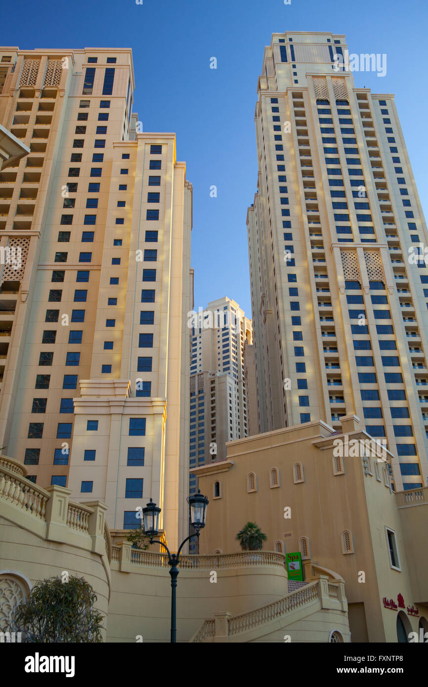 Dubai, Emirati Arabi Uniti - Febbraio 6,2012 - Vista della Sheikh Zayed Road grattacieli di Dubai. Foto Stock
