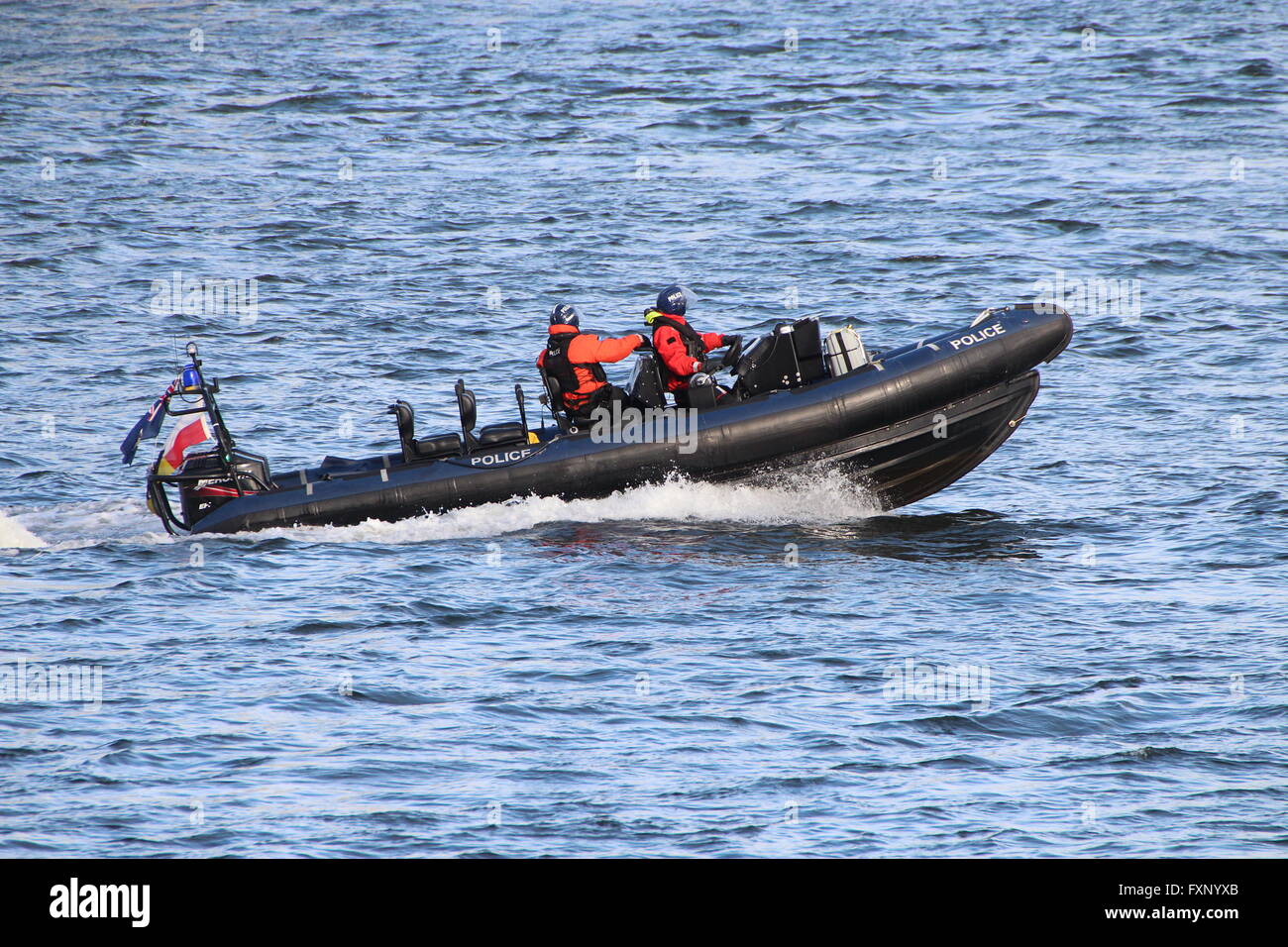 Un Ministero della Difesa nervatura di polizia fornendo escort e compiti di vigilanza durante l'esercizio comune della Warrior 16-1. Foto Stock