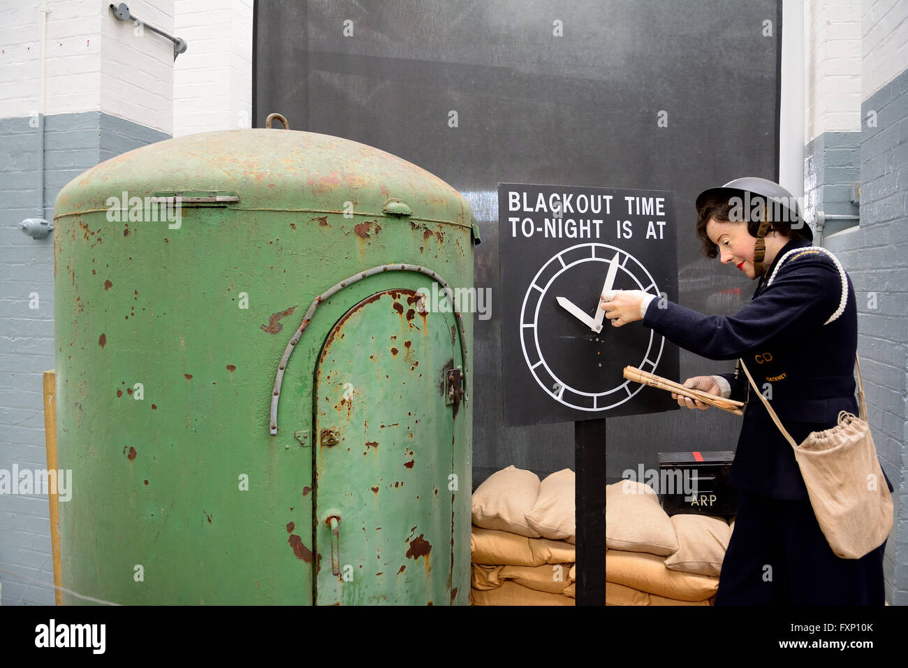 WW2 Air Raid operaio e bomb shelter presso l'Imperial War Museum Duxford, REGNO UNITO Foto Stock