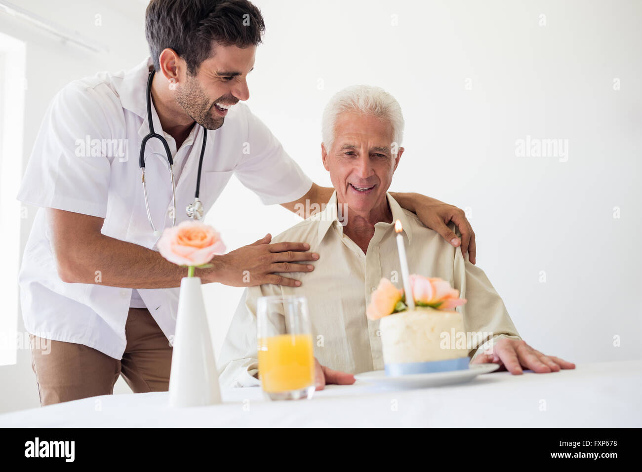 Senior uomo festeggia il suo compleanno con una torta Foto Stock