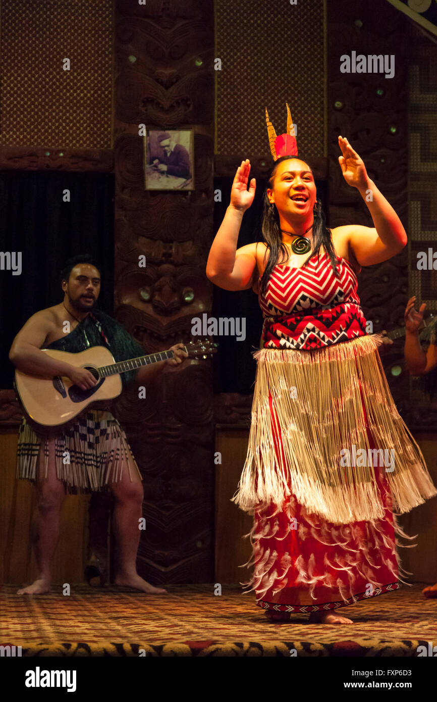 Indigeni Maori tradizioni culturali: donna locale di eseguire una danza tradizionale, Rotorua, Isola del nord, Nuova Zelanda Foto Stock