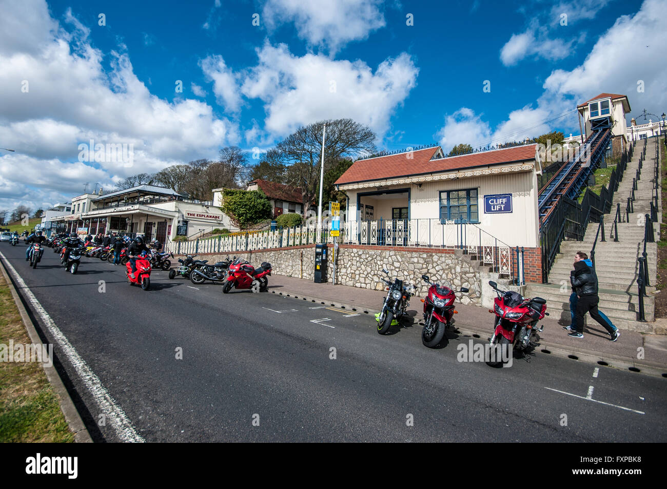 Southend Shakedown è un incontro di massa di motociclisti lungo la passeggiata della Essex cittadina balneare di Southend. Cliff sollevare e biciclette Foto Stock