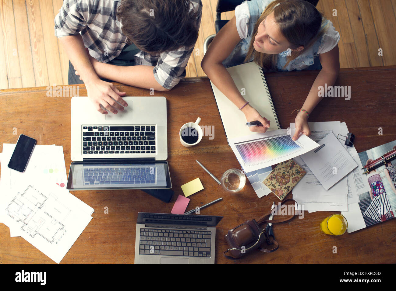 Gli studenti universitari che collaborano sul progetto Foto Stock