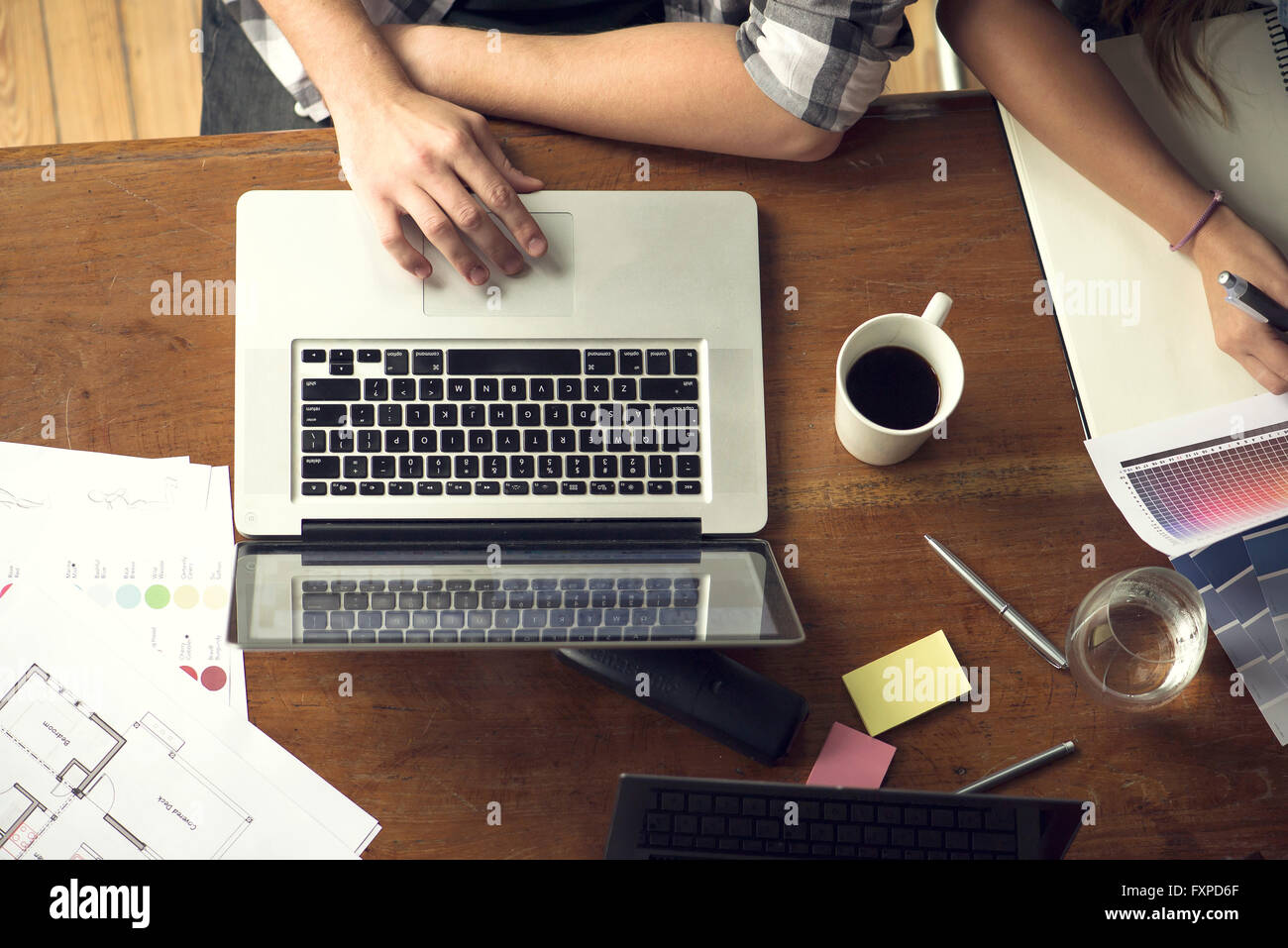 I membri del team lavorano fianco a fianco Foto Stock