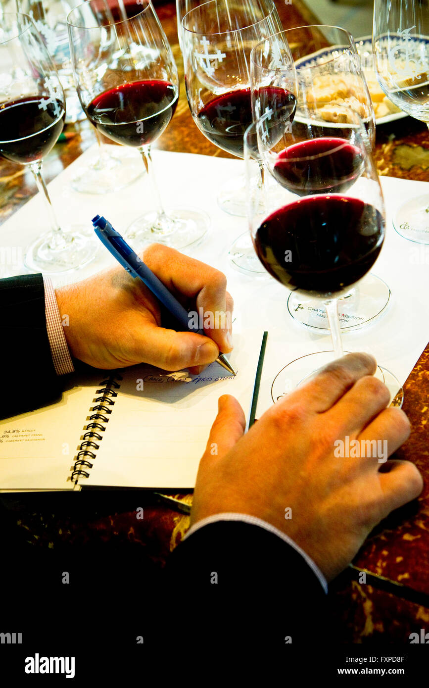 Degustatore di vini scrivere note Foto Stock