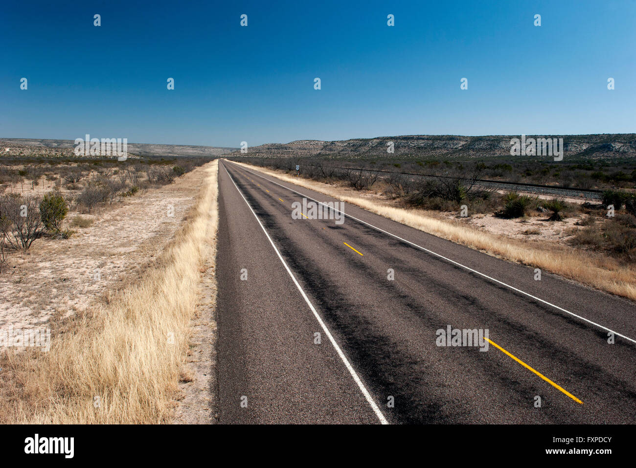 Autostrada attraverso il paesaggio del deserto Foto Stock