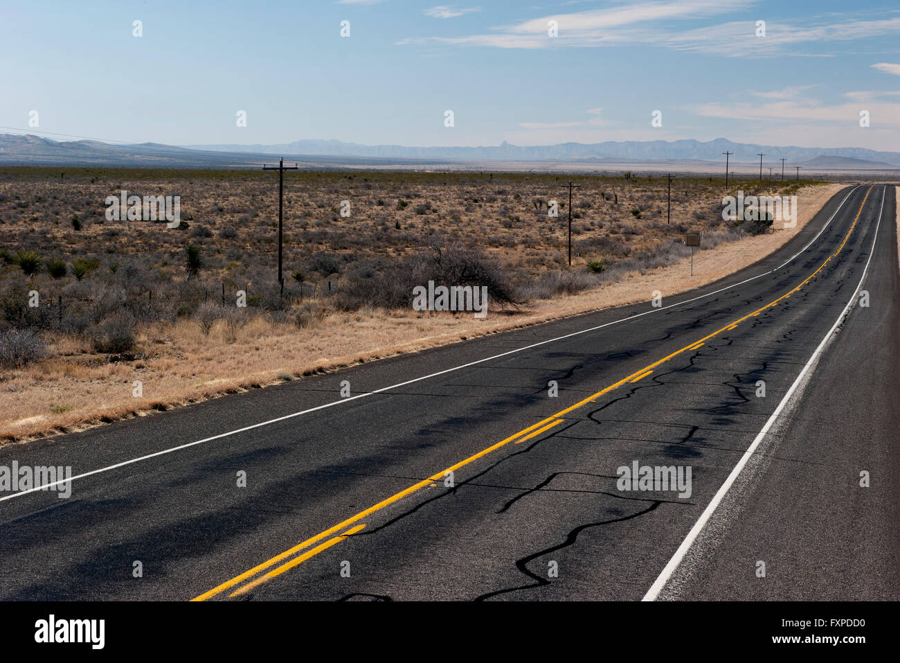 Autostrada attraverso il paesaggio del deserto Foto Stock
