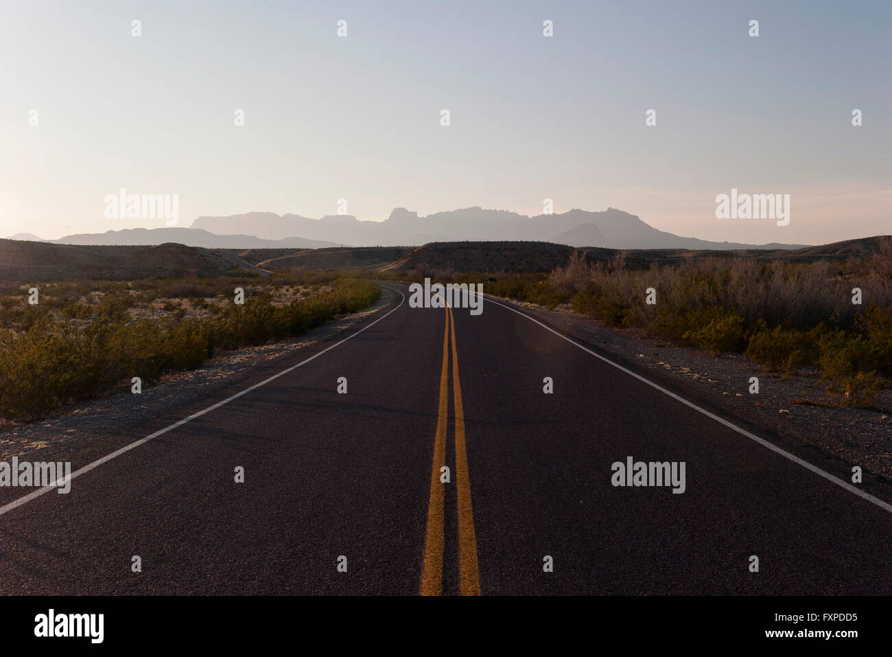 Autostrada attraverso arido paesaggio Foto Stock
