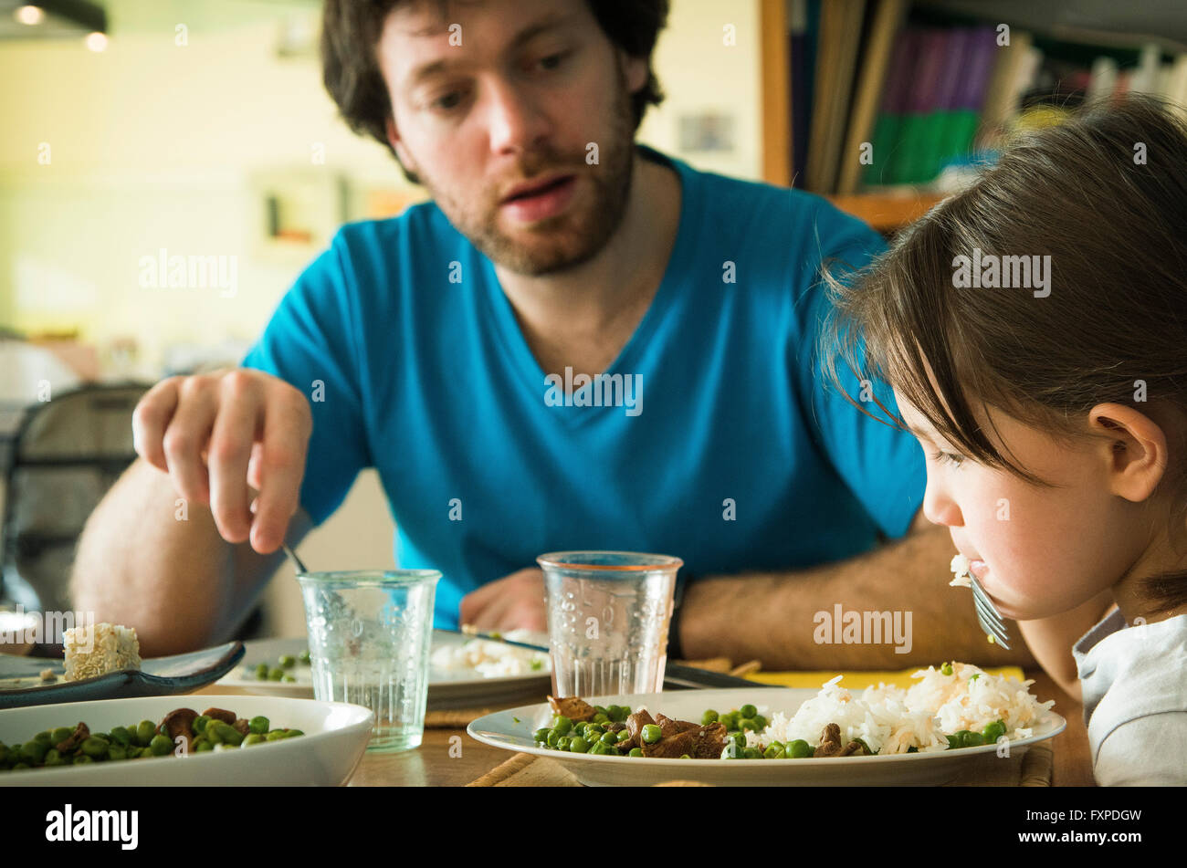 Bambina che rifiuta di mangiare la sua cena Foto Stock