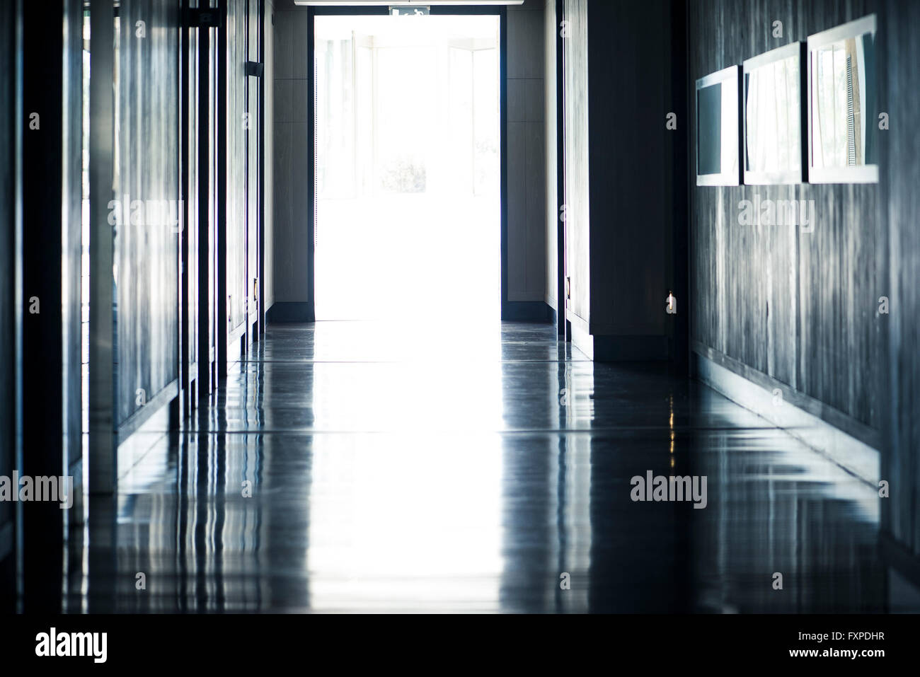 Porte alla fine del corridoio immagini e fotografie stock ad alta  risoluzione - Alamy