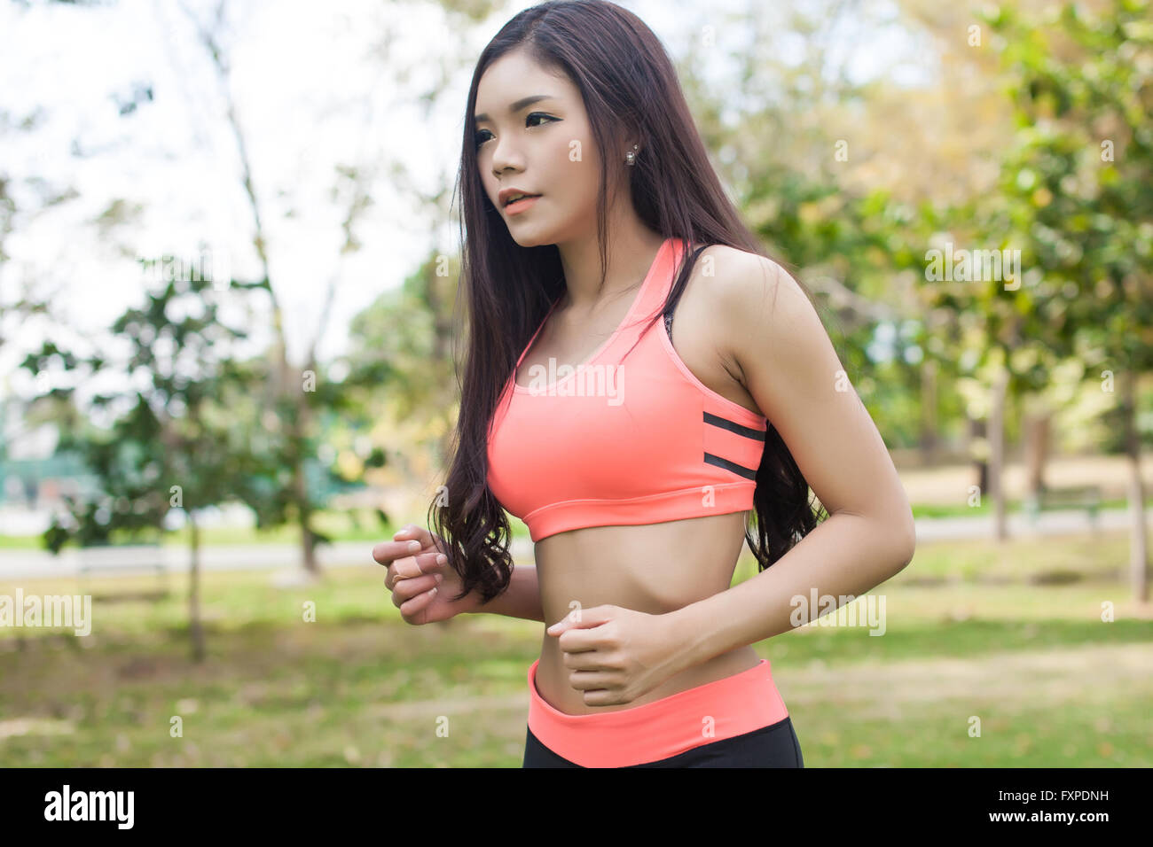 Giovani asiatici donna fitness jogging e in esecuzione nel parco Foto Stock