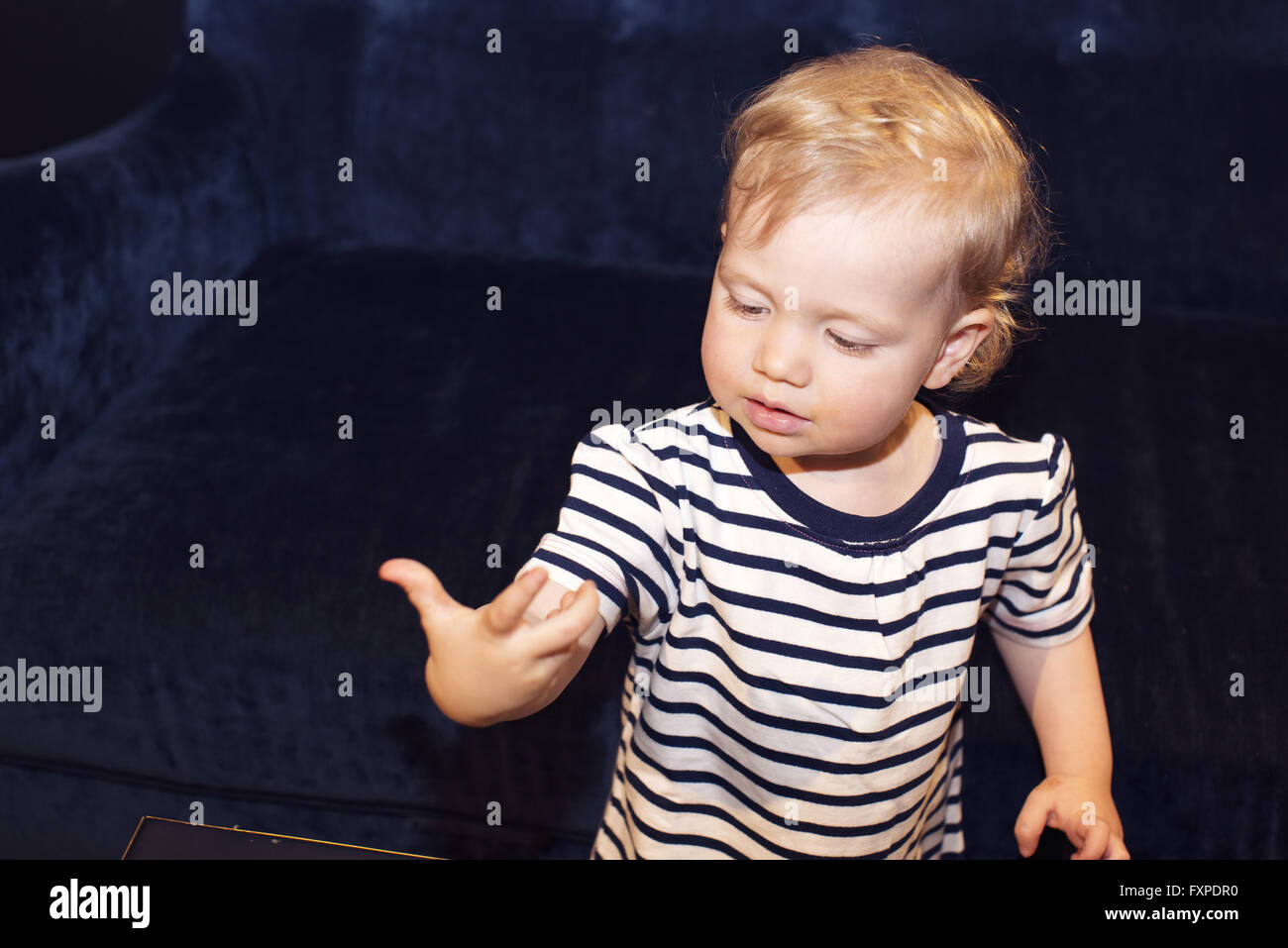 Il Toddler staring a portata di mano in meraviglia Foto Stock