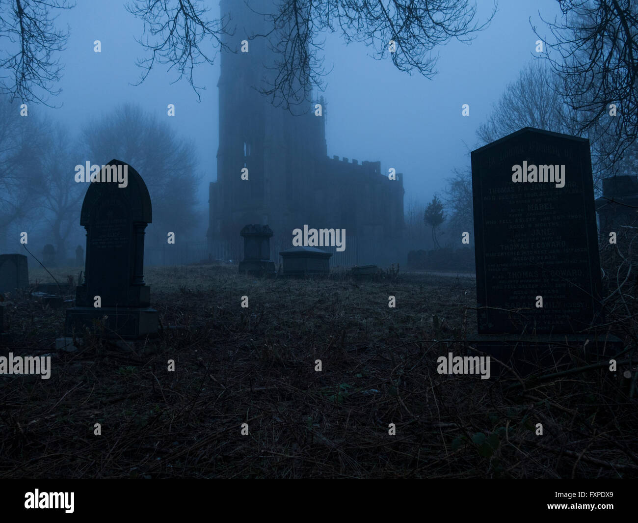 Scary cimitero in una notte di nebbia Foto Stock