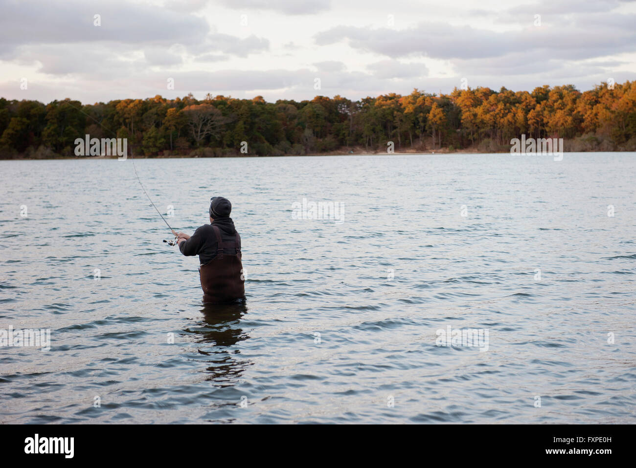 Persona che pesca nel lago Foto Stock