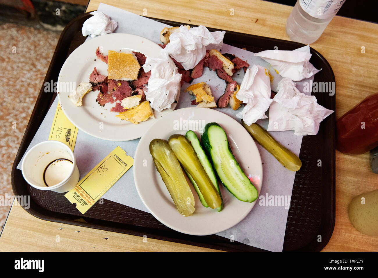 Resti di deli sandwich sul vassoio Foto Stock