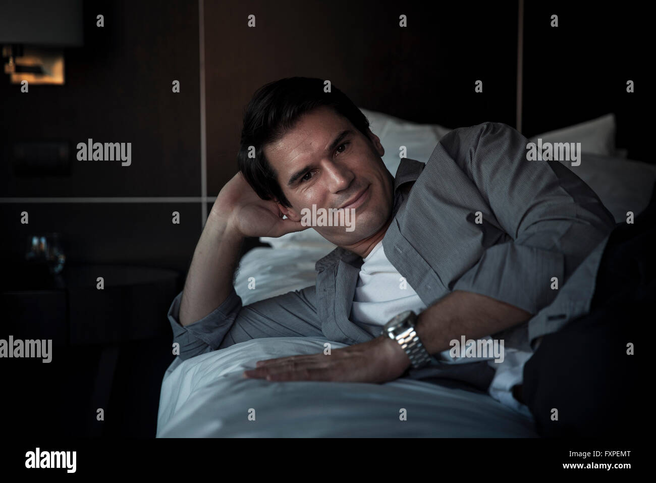 L'uomo rilassante sul letto, ritratto Foto Stock