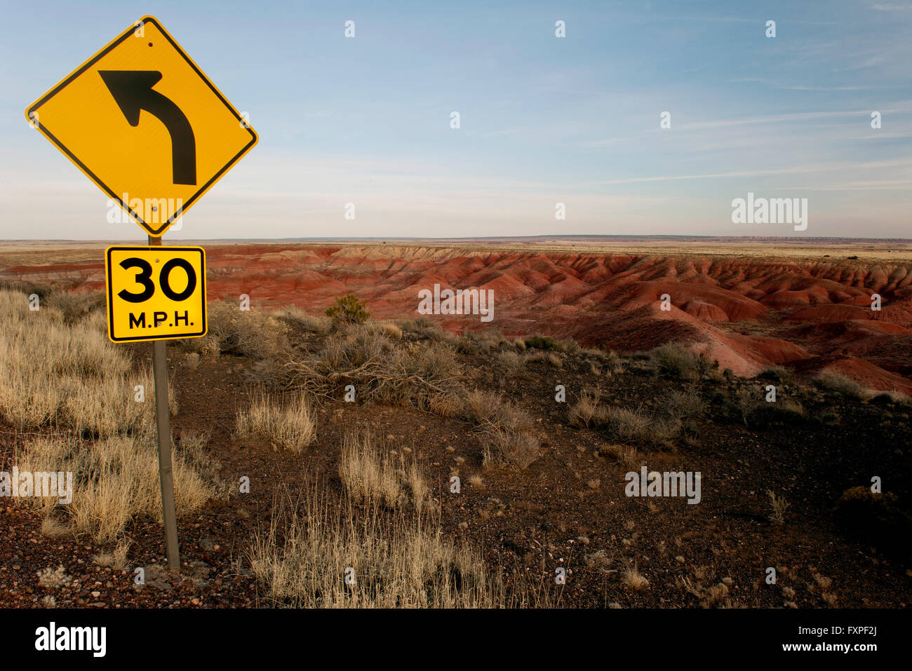 Segnale di limite di velocità nel deserto Foto Stock